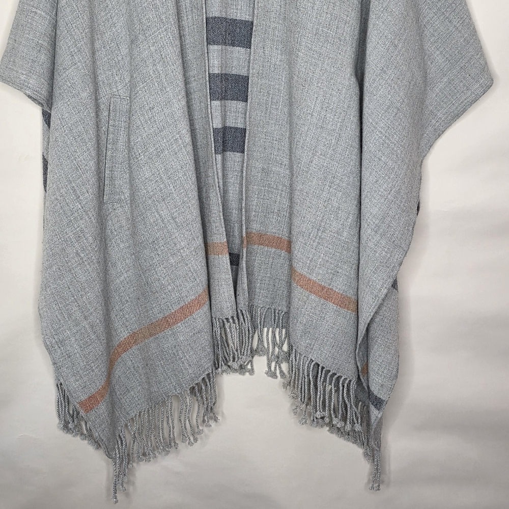 Mersea Fringed Travel Wrap With Pockets One Size Gray Cover-Up Topper Shawl — image 3 of 7